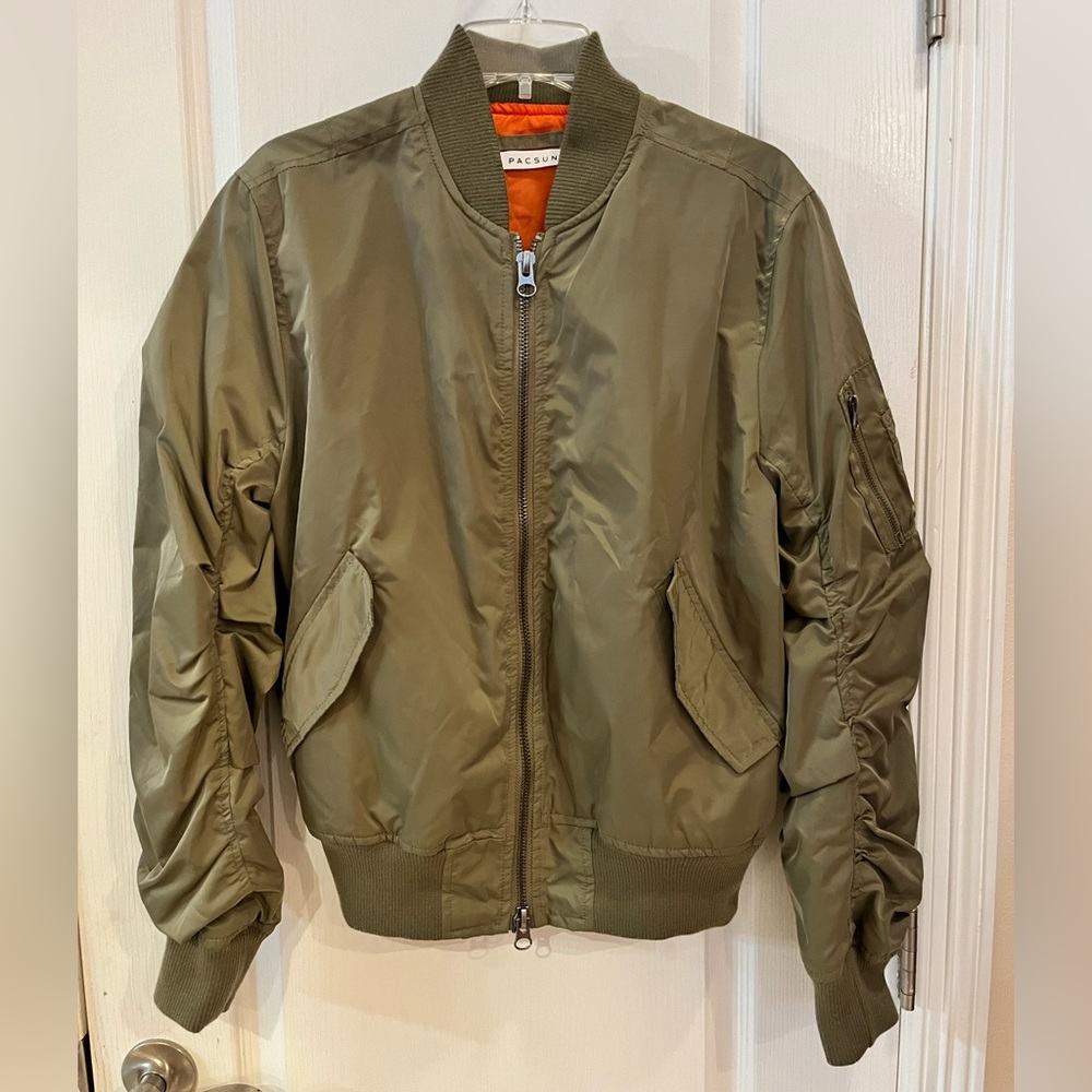 Pacsun Men’s Small Bomber light jacket
100% polyester Olive